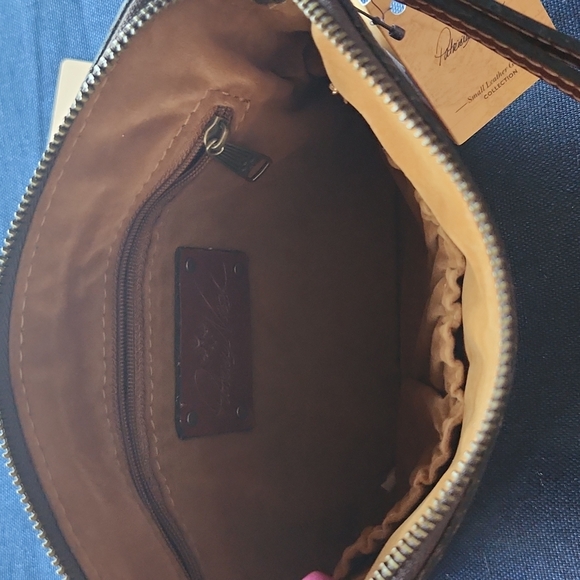 New with tags Patricia Nash Brown clutch - Picture 4 of 4